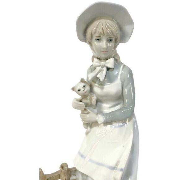 Norleans Japan Woman With Cat Porcelain Figurine In The Style of Lladro 8.5" - Picture 4 of 11